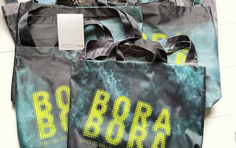 Muleposer med Bora Boras logo og postkort fra LivaCreation