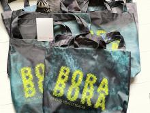 Muleposer med Bora Boras logo og postkort fra LivaCreation